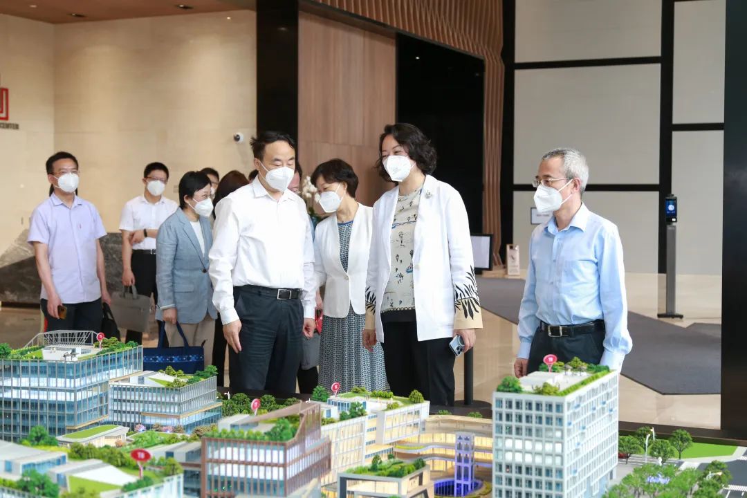 上海市委统战部、工商联辅导一行走访调研manbet集团
